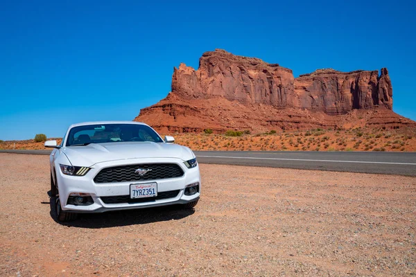 Monument Valley Amerika Birleşik Devletleri Temmuz 2018 Beyaz Ford Mustang — Stok fotoğraf