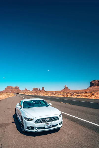 Monument Valley Ηνωμένες Πολιτείες Ιουλίου 2018 Λευκό Ford Mustang Σταθμευμένα — Φωτογραφία Αρχείου