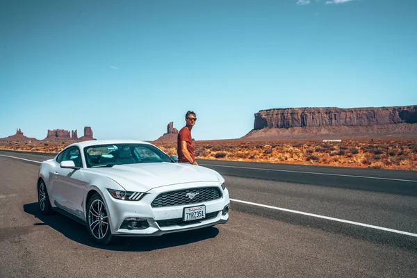 Monument Valley Amerika Birleşik Devletleri Temmuz 2018 Ford Mustang Anıt — Stok fotoğraf