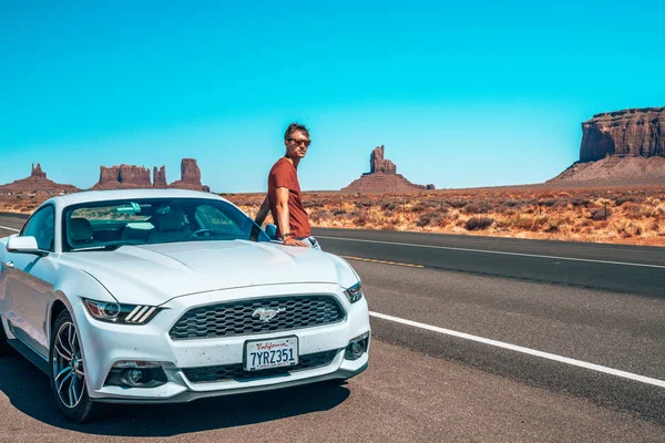 Monument Valley Amerika Birleşik Devletleri Temmuz 2018 Ford Mustang Anıt — Stok fotoğraf