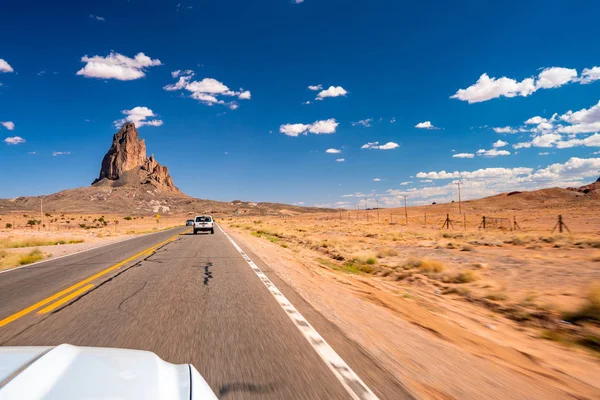 Monument Valley Eua Julho 2018 Branco Ford Mustang Dirigindo Através — Fotografia de Stock