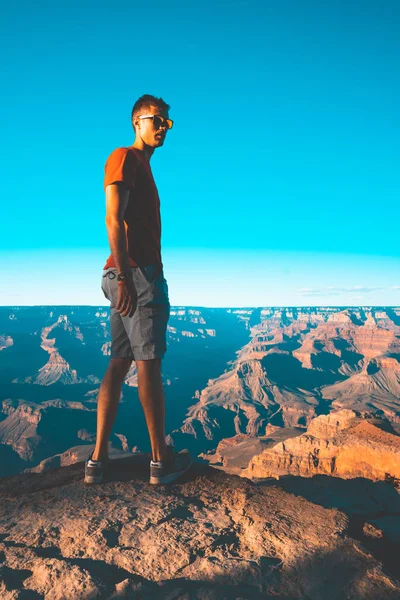 Jovem Sentado Borda Grand Canyon Nos Eua Assistindo Pôr Sol — Fotografia de Stock