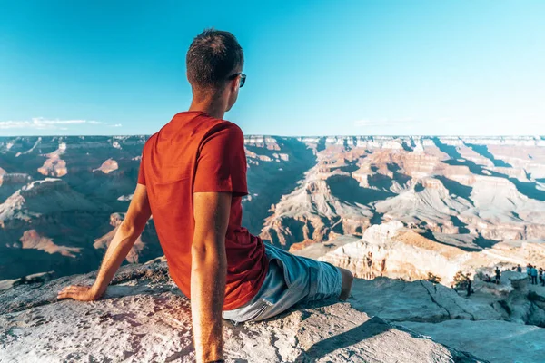 Jovem Sentado Borda Grand Canyon Nos Eua Assistindo Pôr Sol — Fotografia de Stock