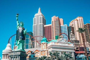 10 Mayıs 2018. Las Vegas, Amerika Birleşik Devletleri. Şaşırtıcı New York hotel Las Vegas. Las Vegas strip otelden hemen önünde bir tişört içinde muhteşem Anıtı.