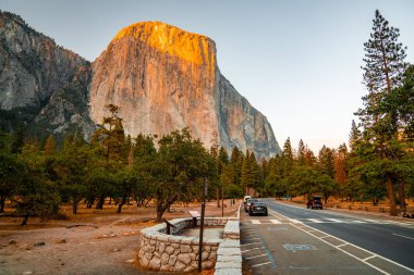 Yosemite National Park, Amerika Birleşik Devletleri. 10 Temmuz 2018. Gün batımı görünümü ile Half Dome cliff arka planda otopark Yosemite Milli Parkı. 