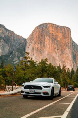 Yosemite National Park, Amerika Birleşik Devletleri. 10 Eylül 2018. Güzel beyaz Ford Mustang Gt'ın kalbinde Yosemite Milli Parkı etrafında şaşırtıcı yarım kubbe uçurumlar ile Park.