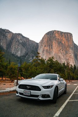 Yosemite National Park, Amerika Birleşik Devletleri. 10 Eylül 2018. Güzel beyaz Ford Mustang Gt'ın kalbinde Yosemite Milli Parkı etrafında şaşırtıcı yarım kubbe uçurumlar ile Park.