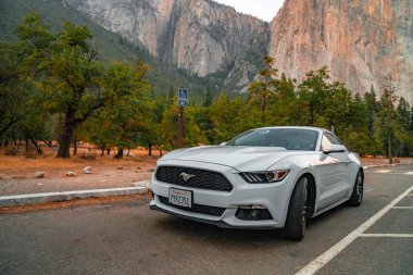 Yosemite National Park, Amerika Birleşik Devletleri. 10 Eylül 2018. Güzel beyaz Ford Mustang Gt'ın kalbinde Yosemite Milli Parkı etrafında şaşırtıcı yarım kubbe uçurumlar ile Park.