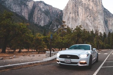 Yosemite National Park, Amerika Birleşik Devletleri. 10 Eylül 2018. Güzel beyaz Ford Mustang Gt'ın kalbinde Yosemite Milli Parkı etrafında şaşırtıcı yarım kubbe uçurumlar ile Park.