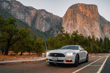 Yosemite National Park, Amerika Birleşik Devletleri. 10 Eylül 2018. Güzel beyaz Ford Mustang Gt'ın kalbinde Yosemite Milli Parkı etrafında şaşırtıcı yarım kubbe uçurumlar ile Park.