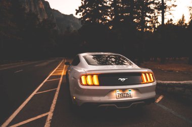 Yosemite National Park, Amerika Birleşik Devletleri. 10 Eylül 2018. Güzel beyaz Ford Mustang Gt'ın kalbinde Yosemite Milli Parkı etrafında şaşırtıcı yarım kubbe uçurumlar ile Park.