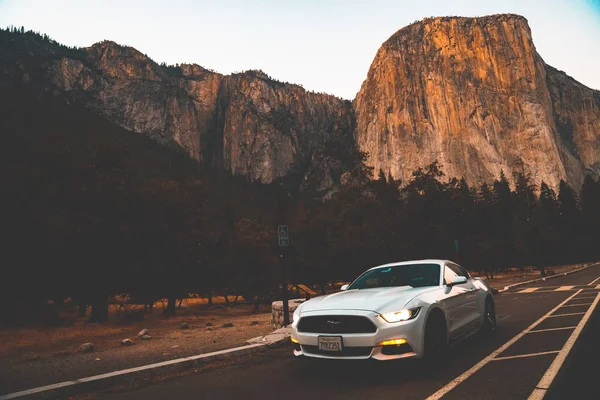 Yosemite National Park Usa September 2018 Beautiful White Ford Mustang — Stock Photo, Image