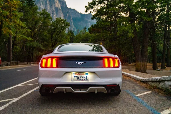 Parque Nacional Yosemite Eua Setembro 2018 Belo Ford Mustang Branco — Fotografia de Stock