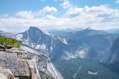 Güzel yarım kubbe kayalıklarla, Yosemite Milli Parkı içinde Usa. Şaşırtıcı doğa