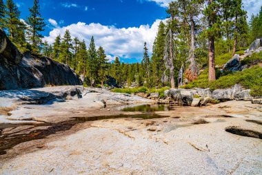 Yosemite şelale küçük nehir ve göl ile dışarı kurutulmuş güçlü Şelalesi kullanıldığı yerlerde. Güzel kayalıklarla Yosemite Ulusal Parkı'nda.
