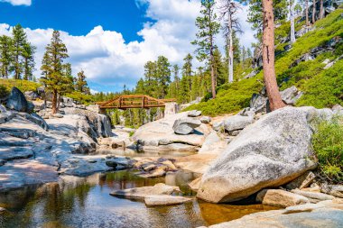 Yosemite şelale küçük nehir ve göl ile dışarı kurutulmuş güçlü Şelalesi kullanıldığı yerlerde. Güzel kayalıklarla Yosemite Ulusal Parkı'nda. 