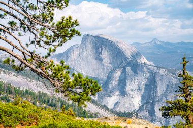 Güzel yarım kubbe kayalıklarla, Yosemite Milli Parkı içinde Usa. Şaşırtıcı doğa.