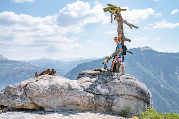 Mladý Muž Stojící Samém Okraji Útesu Obdivoval Yosemitského Národního Parku — Stock fotografie