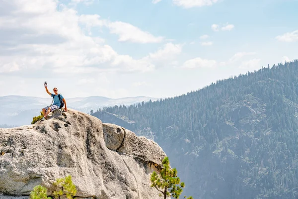 Νεαρός Στέκεται Στην Άκρη Του Γκρεμού Θαυμάζοντας Εθνικό Πάρκο Yosemite — Φωτογραφία Αρχείου