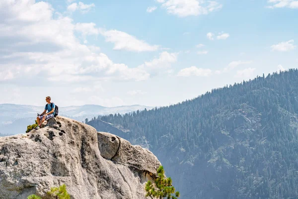 Junger Mann Steht Rand Der Klippe Und Bewundert Den Yosemite — Stockfoto