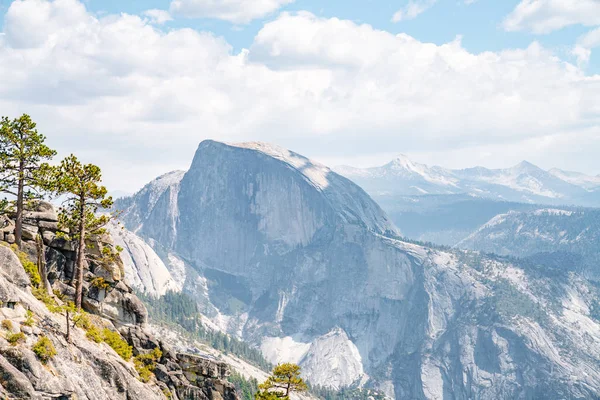 Güzel Yarım Kubbe Kayalıklarla Yosemite Milli Parkı Içinde Usa Şaşırtıcı — Stok fotoğraf