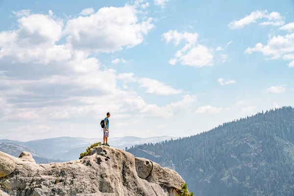 Mladý Muž Stojící Samém Okraji Útesu Obdivoval Yosemitského Národního Parku — Stock fotografie