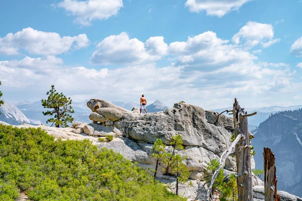 Mladý Muž Stojící Samém Okraji Útesu Obdivoval Yosemitského Národního Parku — Stock fotografie