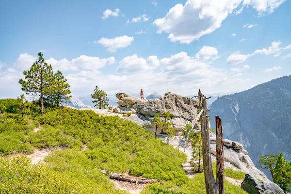 Młody Mężczyzna Stojący Skraju Urwiska Podziwiając Park Narodowy Yosemite Pół — Zdjęcie stockowe