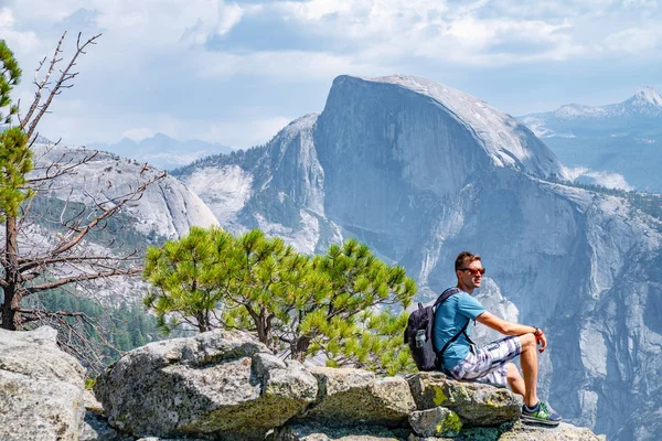 Junger Mann Steht Rand Der Klippe Und Bewundert Den Yosemite — Stockfoto