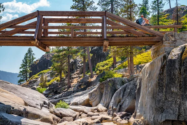 Turysta Siedzisz Moście Wysuszone Yosemite Wodospad Obecnie Most Przejeżdża Przez — Zdjęcie stockowe