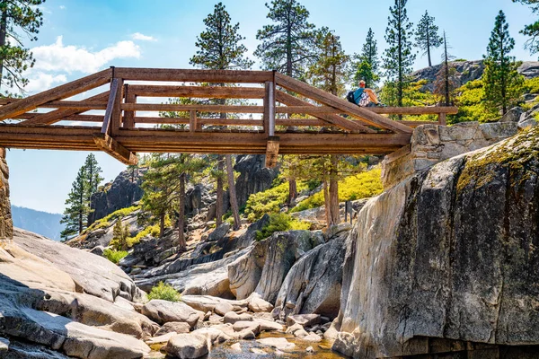Turysta Siedzisz Moście Wysuszone Yosemite Wodospad Obecnie Most Przejeżdża Przez — Zdjęcie stockowe