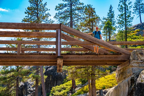 Turysta Stojąc Moście Wysuszone Yosemite Wodospad Obecnie Most Przejeżdża Przez — Zdjęcie stockowe