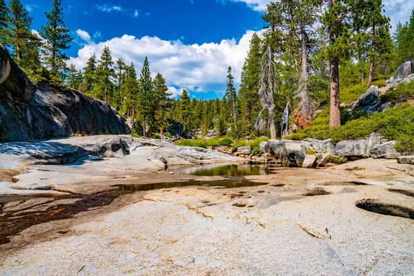 Ausgetrockneter Yosemite Wasserfall Mit Kleinem Fluss Und Teich Früher Mächtige — Stockfoto