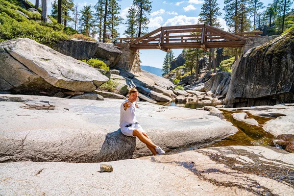Юнак Піші Прогулянки Національному Парку Йосеміті Вивчення Долини Водоспад Половина — стокове фото