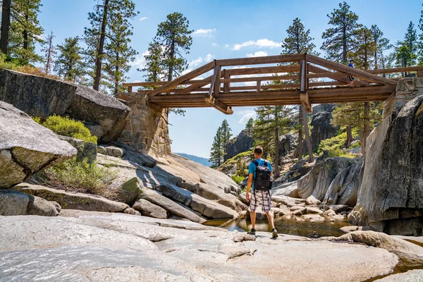 Młody Człowiek Turystyki Pieszej Parku Narodowym Yosemite Zwiedzanie Doliny Wodospad — Zdjęcie stockowe