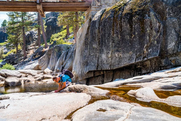 Junger Mann Trinkt Wasser Aus Dem Yosemite Nationalpark — Stockfoto