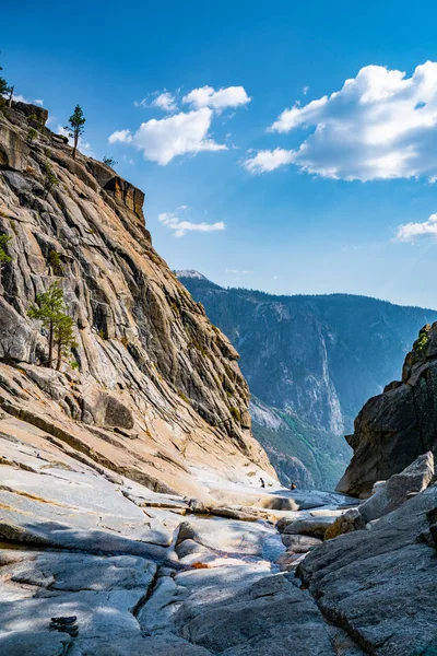 在约塞米蒂瀑布中 有一条小河流和池塘 曾经是雄伟的瀑布 约塞米蒂国家公园美丽的悬崖 — 图库照片