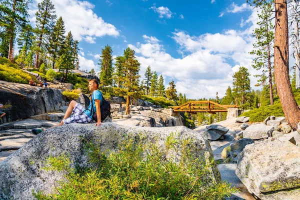 Młody Człowiek Turystyki Pieszej Parku Narodowym Yosemite Zwiedzanie Doliny Wodospad — Zdjęcie stockowe