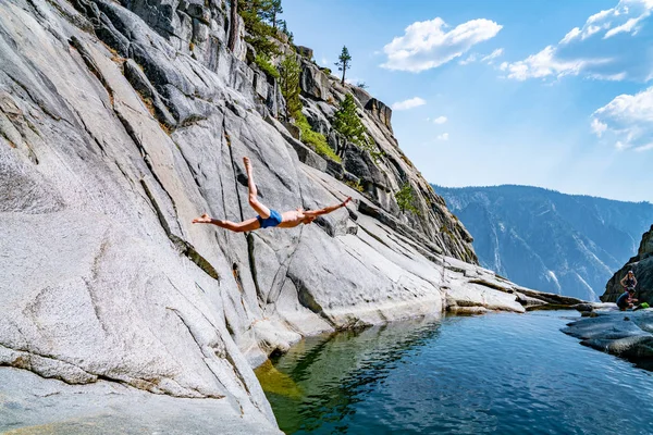 Молода Людина Стрибати Обриву Ставок Yosemite Водоспад — стокове фото