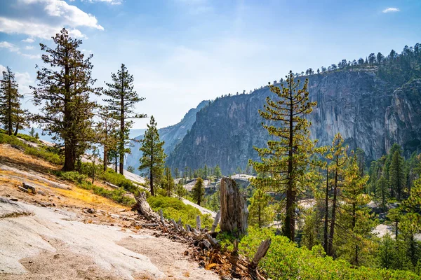 Güzel Yarım Kubbe Kayalıklarla Yosemite Milli Parkı Içinde Usa Şaşırtıcı — Stok fotoğraf