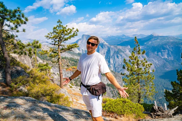 Hiking Yosemite Ulusal Parkı Nda Genç Adam Kurtlar Vadisi Keşfetmek — Stok fotoğraf