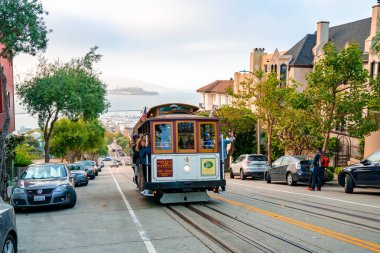 San Francisco, Amerika Birleşik Devletleri. 18 Temmuz 2018. Geleneksel klasik teleferik San Francisco hills yukarı ve aşağı gidiyor.