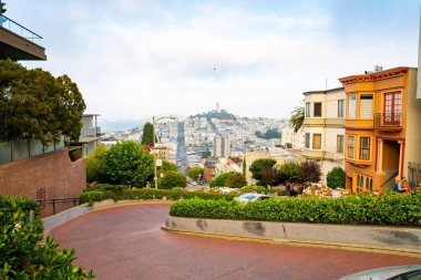 10 Mayıs 2018. San Francisco, Amerika Birleşik Devletleri. San Francisco'da sokak aşağıdan Lombard görünümünü.