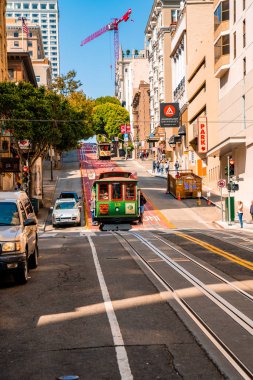 San Francisco, Amerika Birleşik Devletleri. 18 Temmuz 2018. Geleneksel klasik teleferik San Francisco hills yukarı ve aşağı gidiyor.