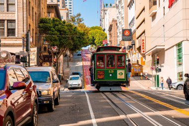 San Francisco, Amerika Birleşik Devletleri. 18 Temmuz 2018. Geleneksel klasik teleferik San Francisco hills yukarı ve aşağı gidiyor.