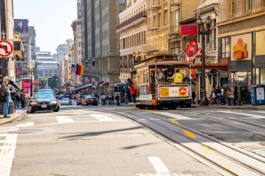 San Francisco, Amerika Birleşik Devletleri. 18 Temmuz 2018. Geleneksel klasik teleferik San Francisco hills yukarı ve aşağı gidiyor.