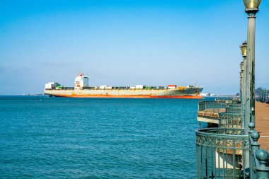 San Francisco, Amerika Birleşik Devletleri. 15 Mayıs 2018. San Francisco Şehir körfeze giren geçen büyük kargo gemisi. Kıyı şeridi görüntülemek. 