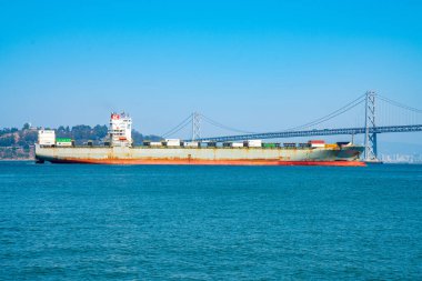 San Francisco, Amerika Birleşik Devletleri. 15 Mayıs 2018. San Francisco Şehir körfeze giren geçen büyük kargo gemisi. Kıyı şeridi görüntülemek. 