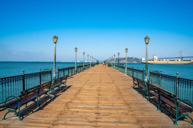 Tarafından geçen gemileri ile docks yakınındaki körfeze gider San Francisco pier. 