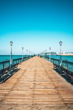 Tarafından geçen gemileri ile docks yakınındaki körfeze gider San Francisco pier. 